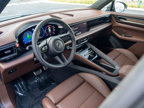 Certified 2025 Porsche Macan Turbo Electric AWD/4WD image 4