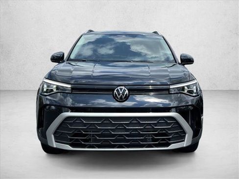 Used 2025 Volkswagen Taos SE FWD image 2