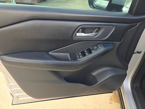Certified 2025 Nissan Rogue SV FWD image 11