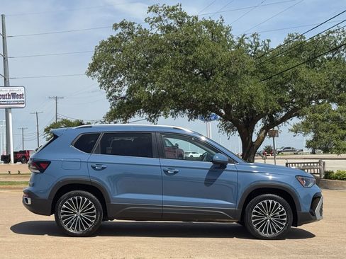 New 2025 Volkswagen Taos SE FWD image 4
