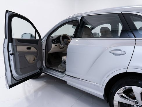 New 2025 Bentley Bentayga V8 image 9