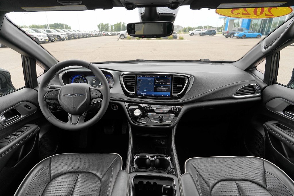 Used 2025 Chrysler Pacifica Limited FWD image 28