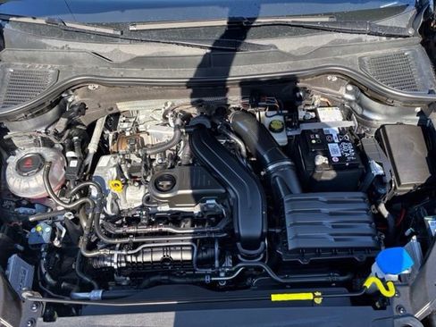 Certified 2025 Volkswagen Taos SE w/ Panoramic Sunroof Package image 10