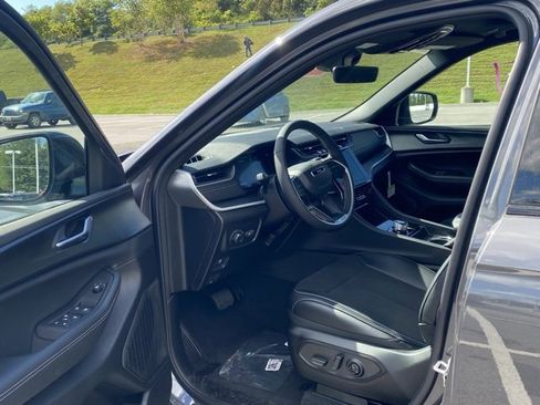 New 2025 Jeep Grand Cherokee Altitude w/ Trailer Tow Package image 14