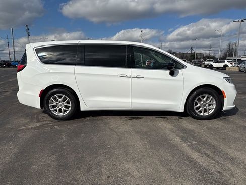 Used 2024 Chrysler Pacifica Touring-L FWD image 7