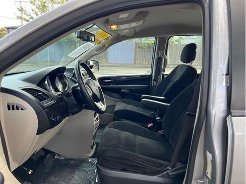 Used 2016 Dodge Grand Caravan American Value Package w/ UConnect Hands-Free Group image 5