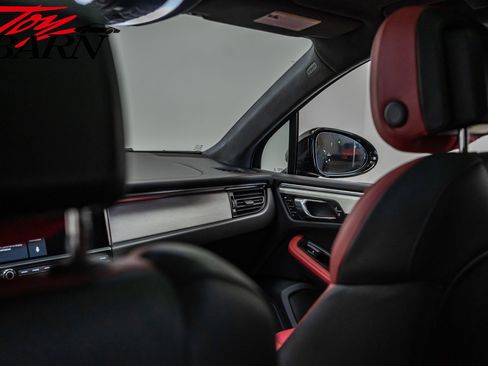 Used 2020 Porsche Macan Turbo image 49