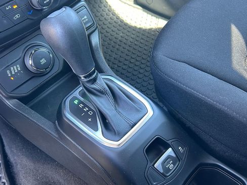 Used 2018 Jeep Renegade Latitude w/ Advanced Technology Group AWD/4WD image 18