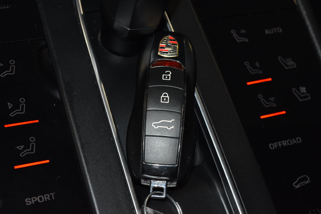 Used 2022 Porsche Macan AWD/4WD image 20
