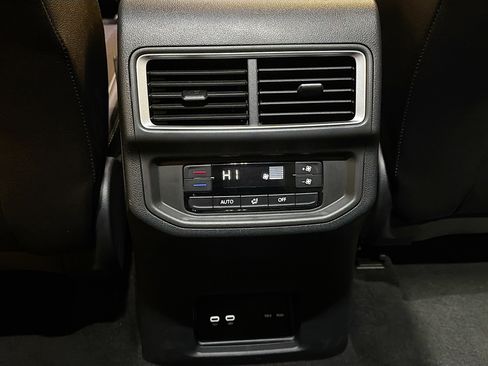 Used 2024 Volkswagen Atlas SE image 27