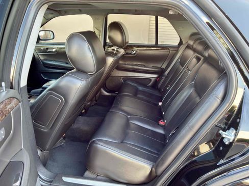 Used 2011 Cadillac DTS Luxury FWD image 41