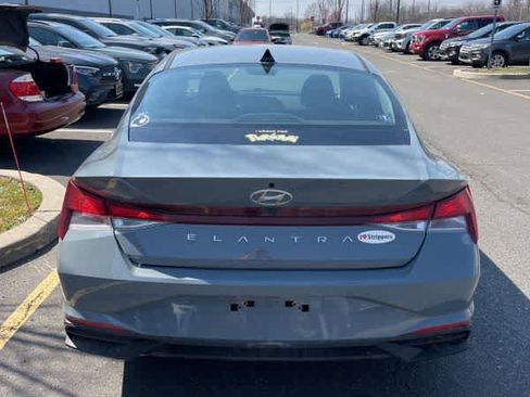 Used 2022 Hyundai Elantra SE image 5