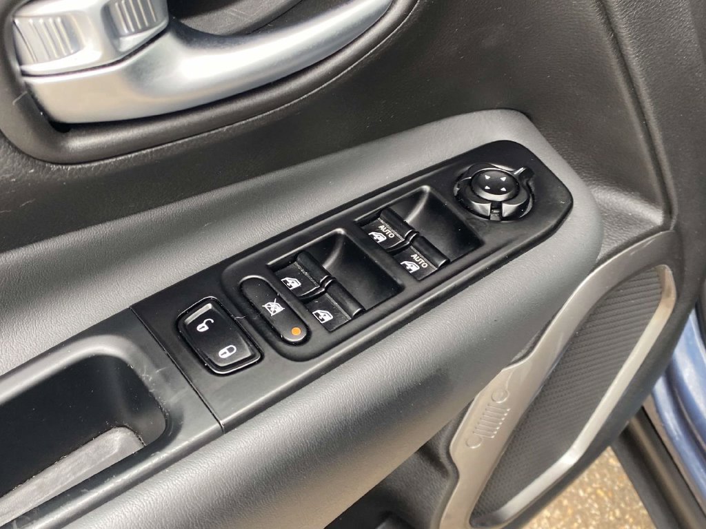 Certified 2022 Jeep Renegade Latitude w/ Convenience Group AWD/4WD image 20