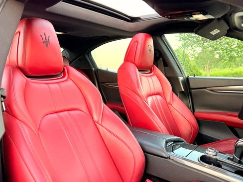 Used 2018 Maserati Ghibli GranSport image 30