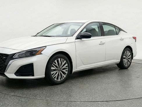 Used 2025 Nissan Altima 2.5 SV image 3