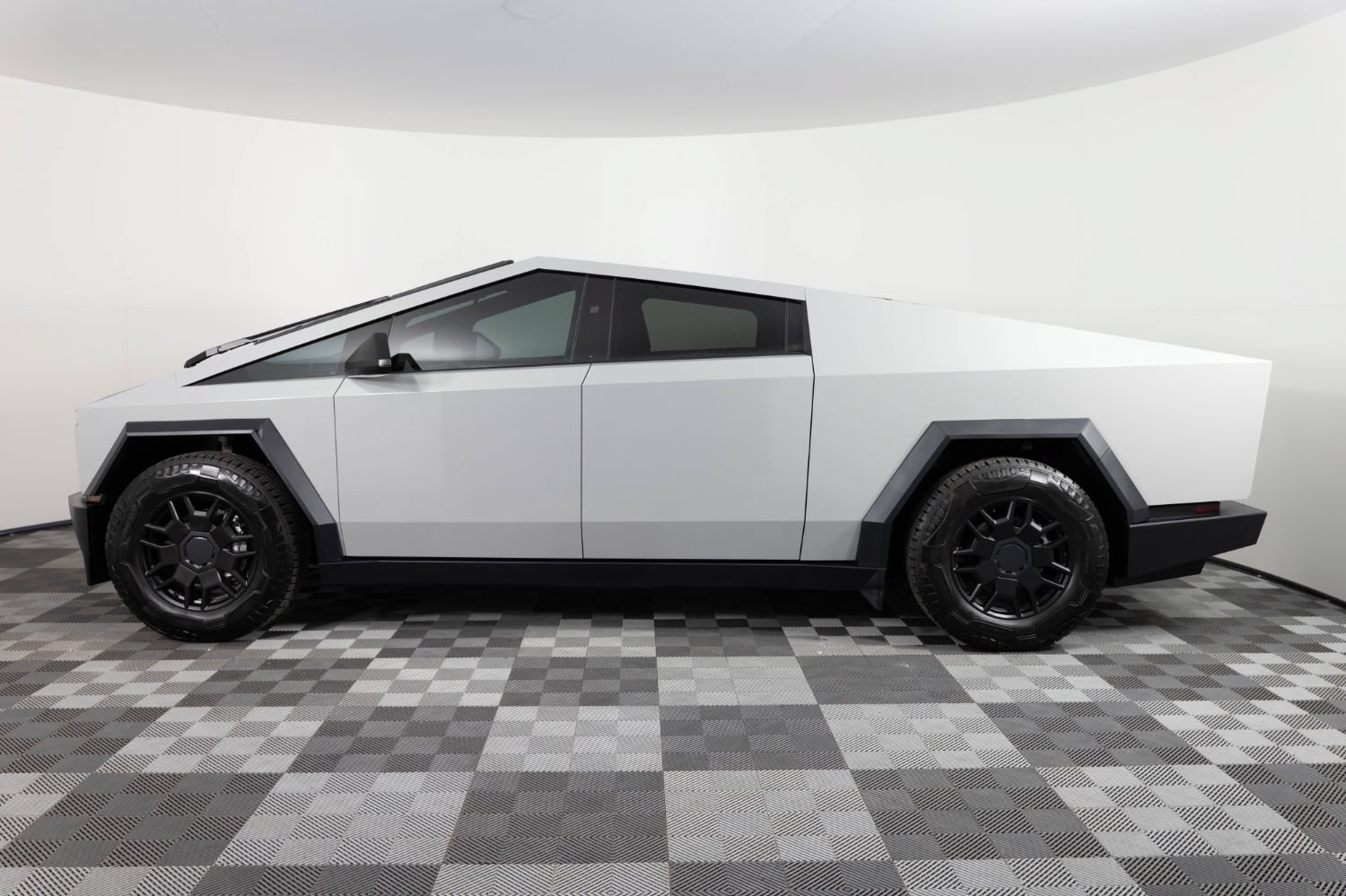 Used 2024 Tesla Cybertruck AWD Crew Cab image 3