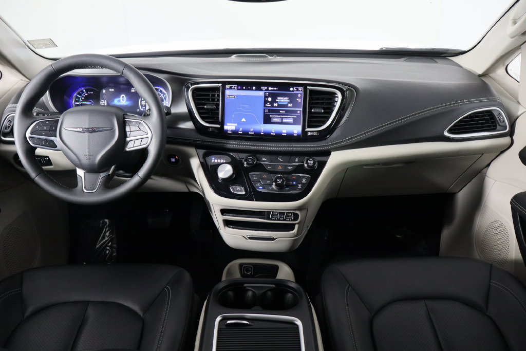 Used 2024 Chrysler Pacifica Limited FWD image 13