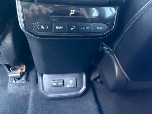Used 2022 Toyota Highlander Limited image 32