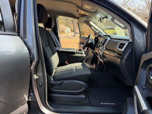 Used 2017 Nissan Titan SV image 39
