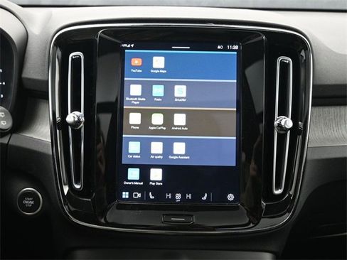 Used 2025 Volvo XC40 B5 Plus image 18
