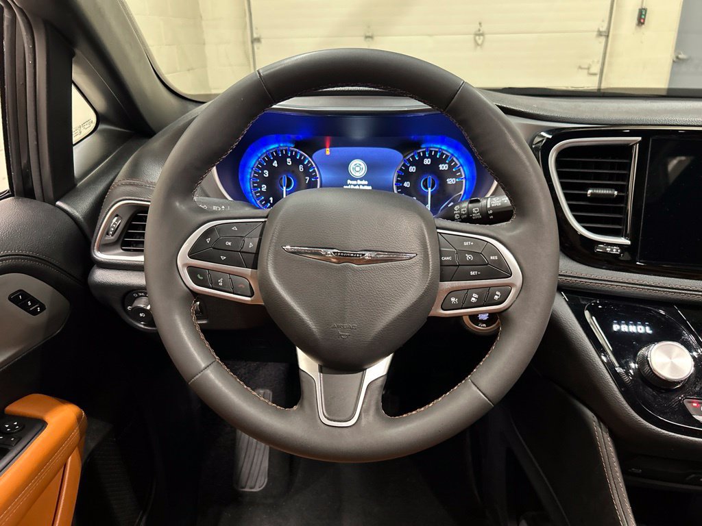 Used 2025 Chrysler Pacifica Pinnacle FWD image 19