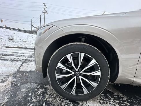 Used 2025 Volvo XC60 B5 Plus image 22