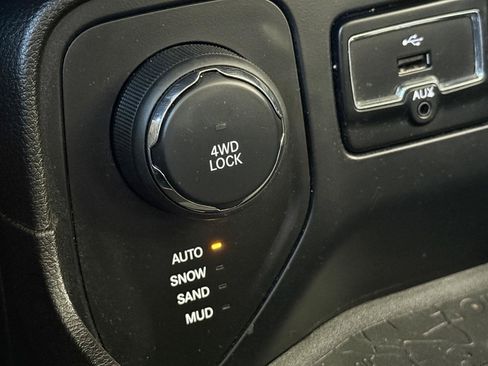 Used 2017 Jeep Renegade Altitude AWD/4WD image 22