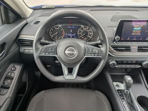 Used 2025 Nissan Altima 2.5 SV FWD image 31