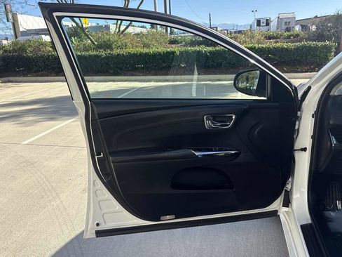 Used 2015 Toyota Avalon XLE image 18