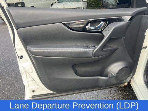 Used 2017 Nissan Rogue Sport SL w/ SL Premium Package image 18