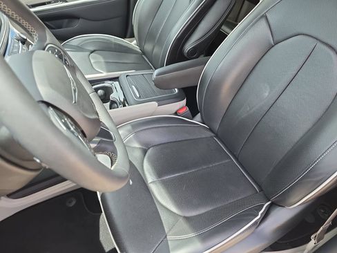 Used 2024 Chrysler Pacifica Limited FWD image 16