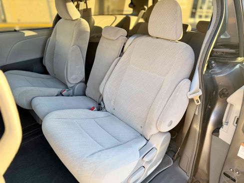 Used 2019 Toyota Sienna LE w/ Carpet Mat Package FWD image 26