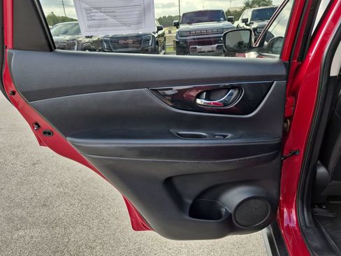 Used 2017 Nissan Rogue SL FWD image 32