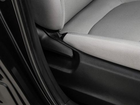 Used 2025 Toyota Corolla Cross L image 40