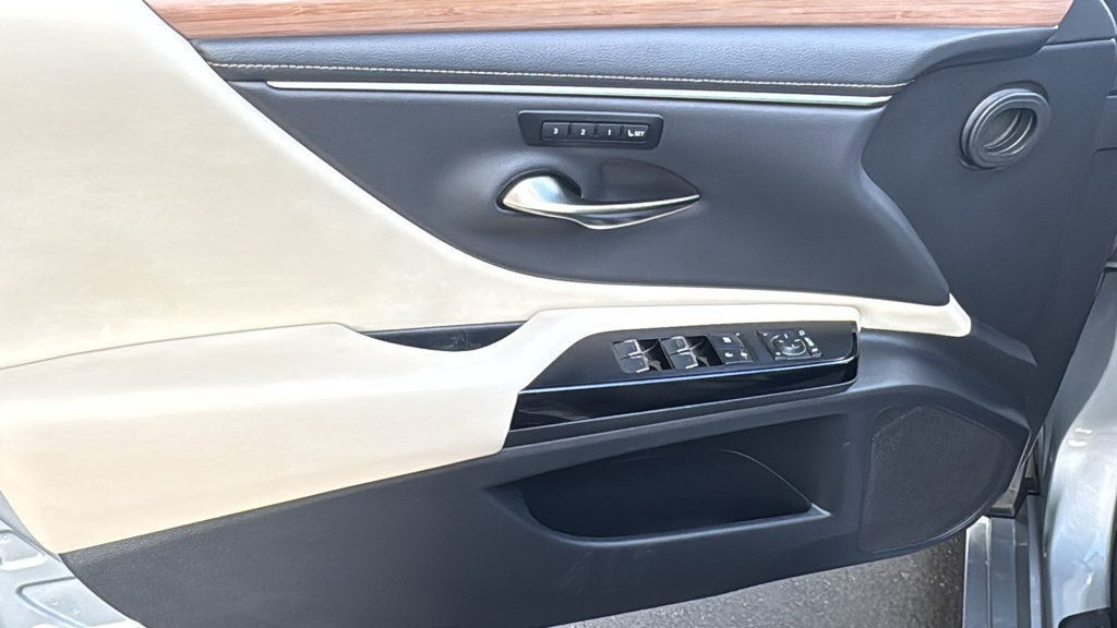 Used 2023 Lexus ES 300h w/ Premium Package FWD image 18