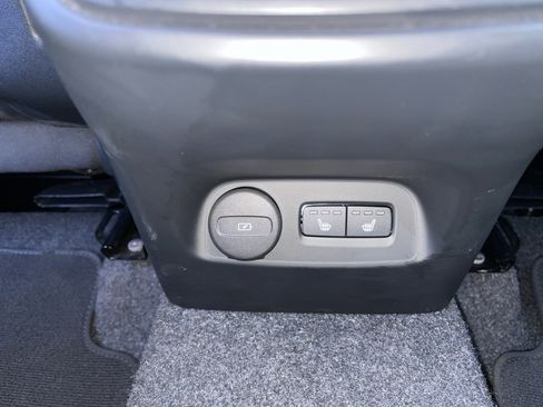 Used 2025 Volvo XC40 B5 Plus image 32