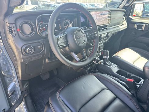 Used 2024 Jeep Gladiator Rubicon w/ Convenience Group image 17
