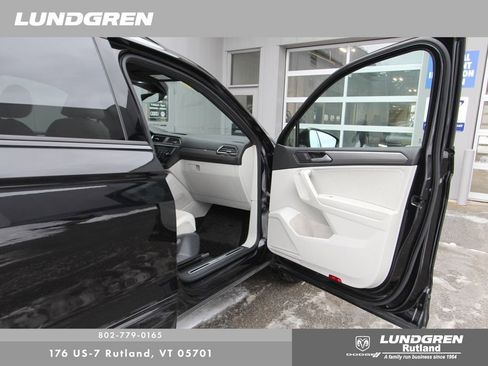 Used 2022 Volkswagen Tiguan SE R-Line image 8