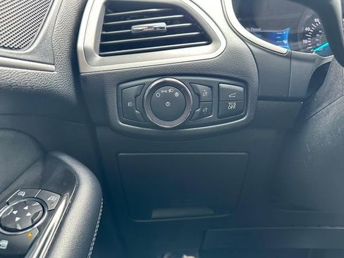 Used 2019 Ford Edge SEL image 18