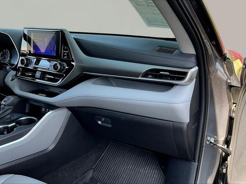 Used 2023 Toyota Highlander XLE image 26