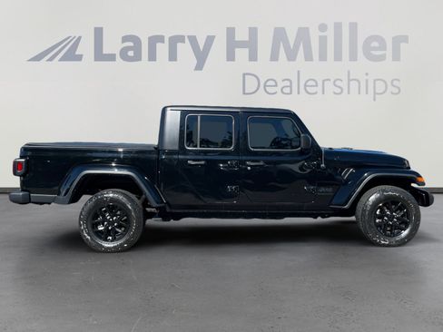 Used 2022 Jeep Gladiator Sport image 6