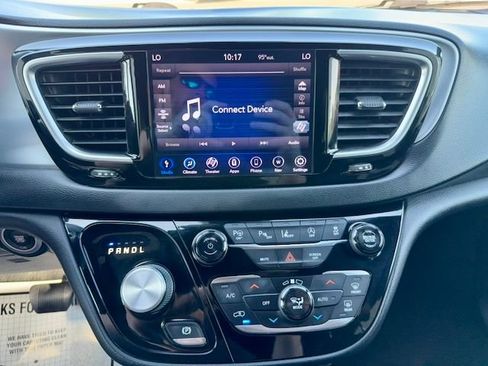 Used 2019 Chrysler Pacifica Touring-L Plus w/ Advanced Safetytec Group FWD image 19