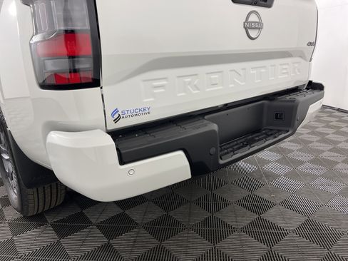 Used 2025 Nissan Frontier SV image 6