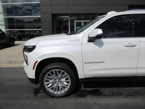 Used 2025 Chevrolet Suburban High Country AWD/4WD image 2