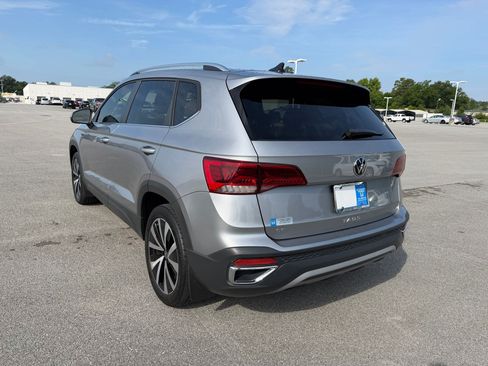 Used 2023 Volkswagen Taos SE FWD image 3