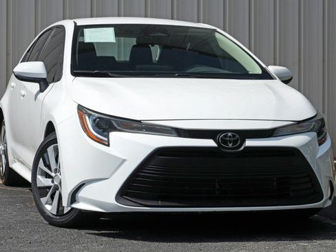 Used 2023 Toyota Corolla LE FWD image 2