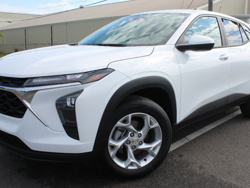 Used 2025 Chevrolet Trax LS w/ LS Convenience Package image 12