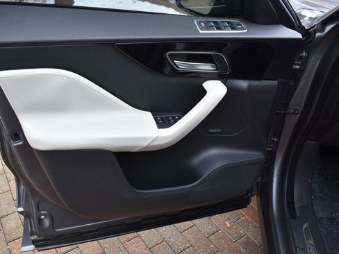 Used 2018 Jaguar F-PACE R-Sport image 33