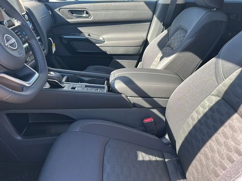 New 2025 Nissan Pathfinder SV w/ SV Premium Package image 10