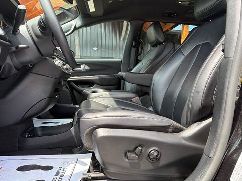 Used 2025 Chrysler Pacifica Select FWD image 9
